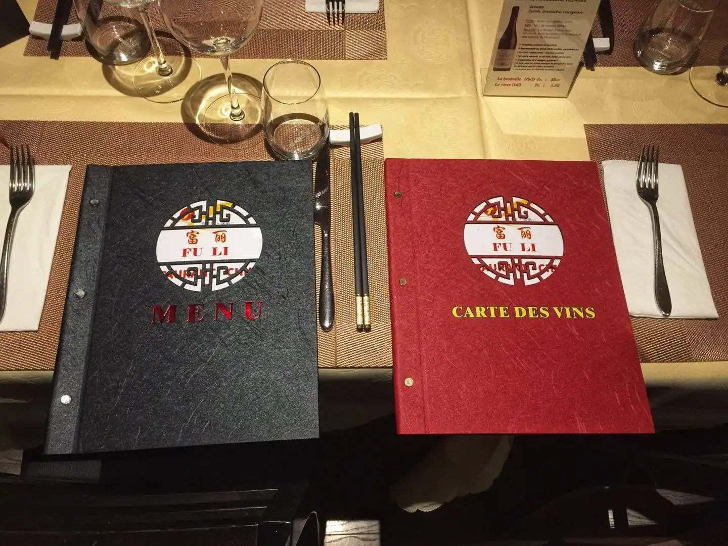 Les menus carte et vins posés sur une table