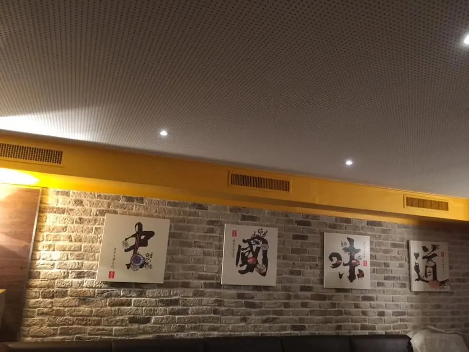 Mur décoré de tableaux traditionnels